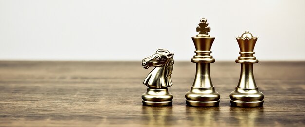 Gouden schaakteam op schaakbord, concept strategisch bedrijfsplan.