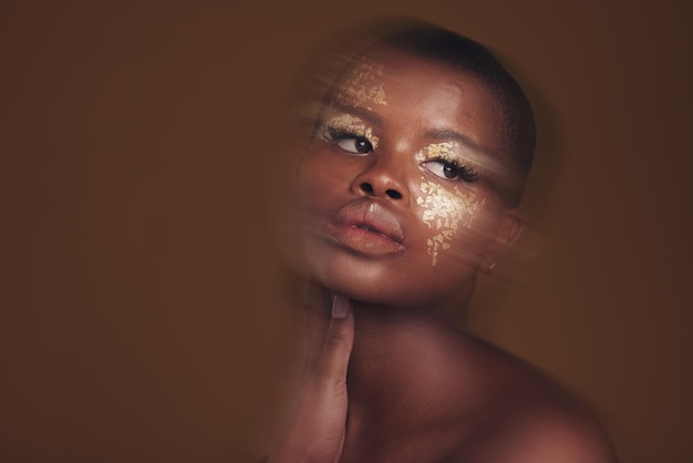 Gouden schoonheid wazig en zwarte vrouw make-up met mockup ruimte en cosmetica in studio Brown backgr