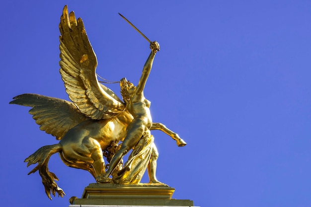 Gouden sculptuur op de top van Pont Alexandre III