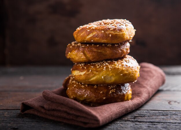 gouden sesam bagel stapel