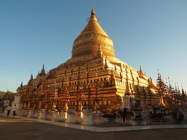 Gouden shwezigon pagode tegen de hemel