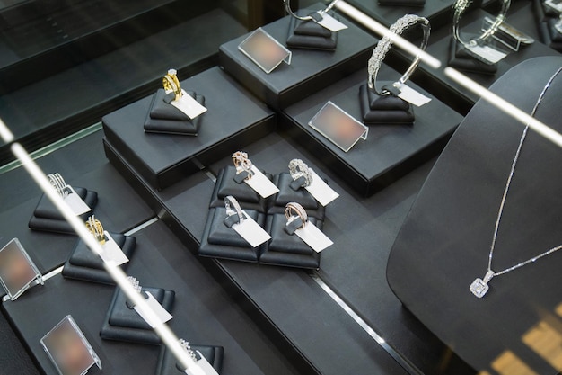 Gouden sieraden diamanten ringen tonen in luxe winkel etalage showcase;
