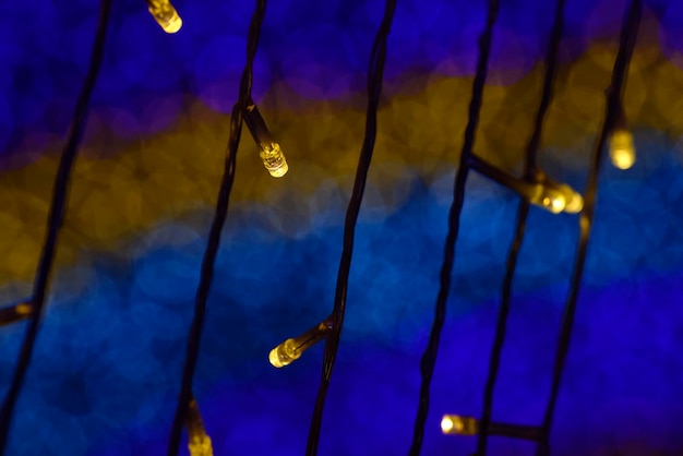 Gouden staaf led-verlichting met kleurrijke bubbelvervagingsachtergrond