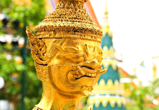 Gouden standbeeld in Wat Phra Keao in het Grote Paleis in Bangkok Thailand