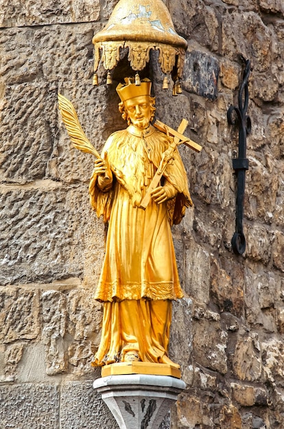 Gouden standbeeld op de hoek van het gebouw in de stad Aaachen in Duitsland