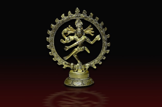 Gouden standbeeld van de indiase hindoegod shiva nataraja, heer van de dans, met zwarte achtergrond.