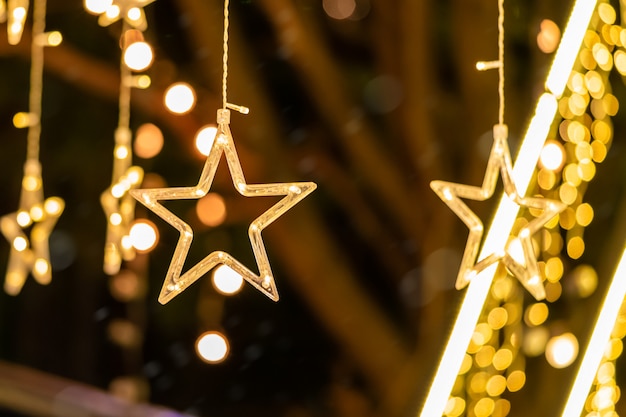 Gouden ster kerstdecoratie in de kamer