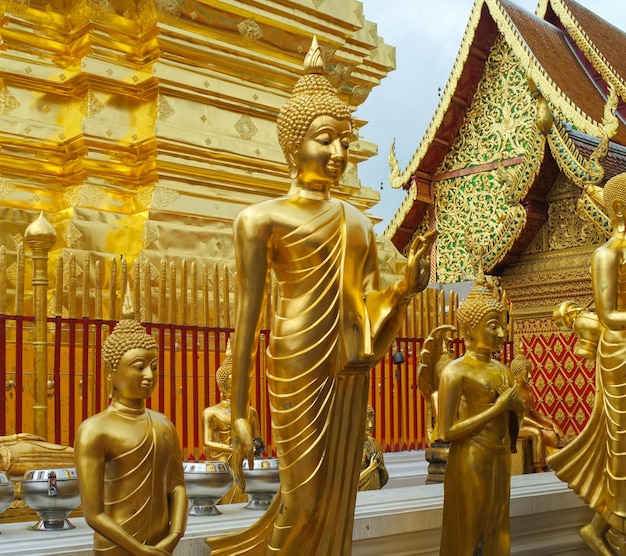 Gouden tempels en Thaise biddende beelden