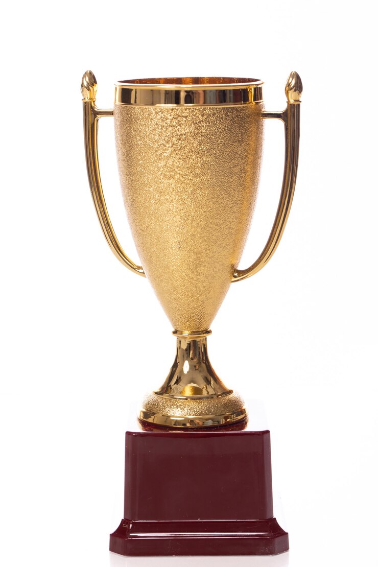 Gouden trofee beker geïsoleerd op wit