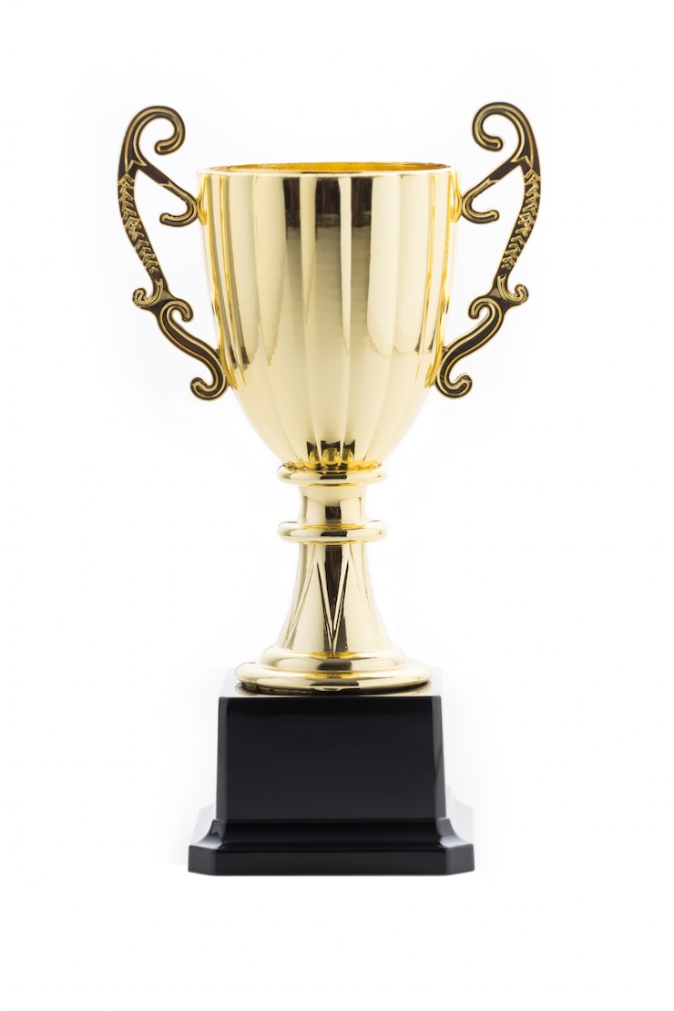 Foto gouden trofee cup op geïsoleerde witte achtergrond