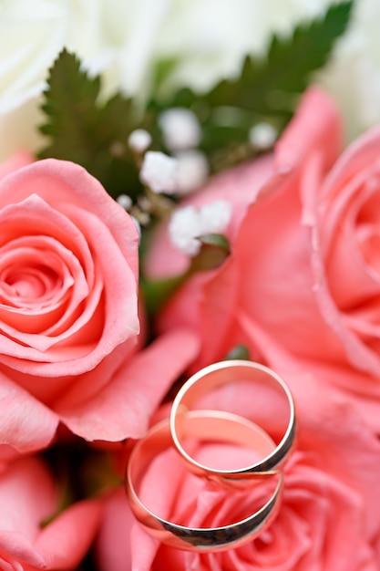 Gouden trouwringen op een boeket bloemen voor de bruid