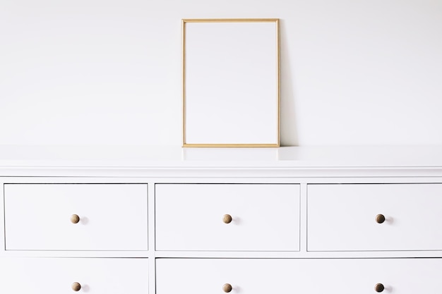 Gouden verticaal frame op wit meubilair