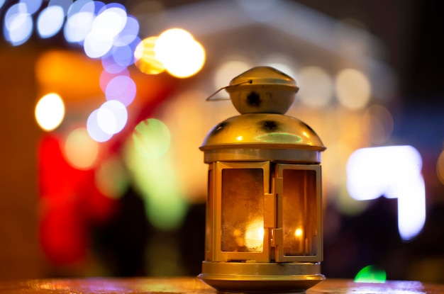 Gouden vintage lantaarn op avond bokeh achtergrond Gele lantaarn op een bankje 's nachts