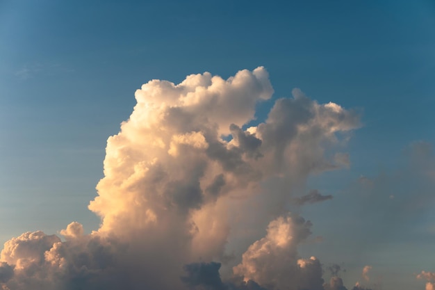 Gouden wolk in blauwe lucht 's avonds