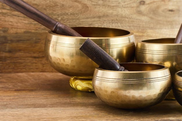 Gouden zangschalen op een houten oppervlak