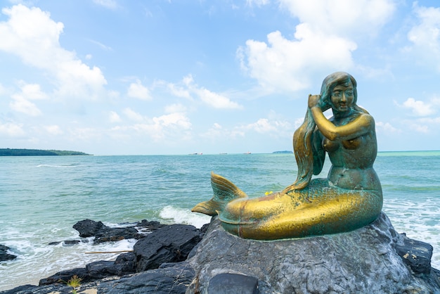 Gouden zeemeerminbeelden op het strand van samila. oriëntatiepunt van songkla in thailand.