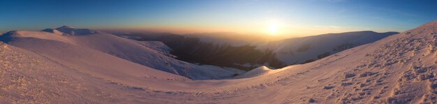 Gouden zon aanraken van de berg op zonsondergang Oekraïne Karpaten Dragobrat