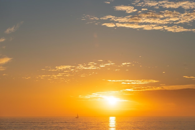 Gouden zonsondergang bij de zee zonsopgang op strand kleurrijke oceaan natuur landschap achtergrond met kopie ruimte