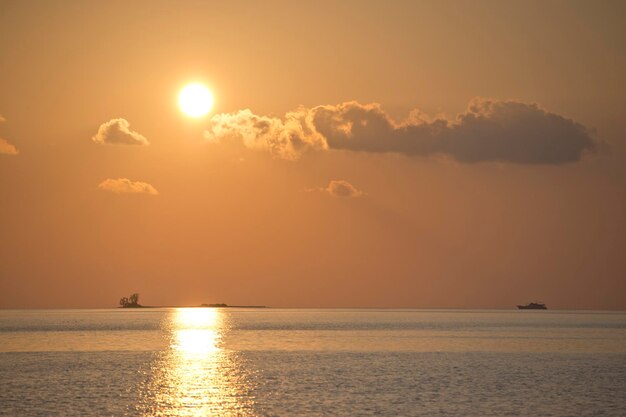 Gouden zonsondergang in de Malediven