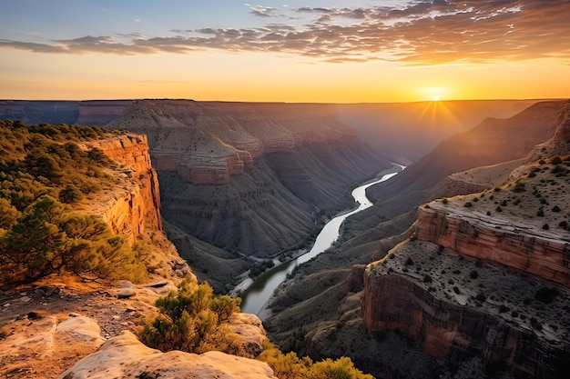 Foto gouden zonsondergang over de rivier door de kliffen van de canyon