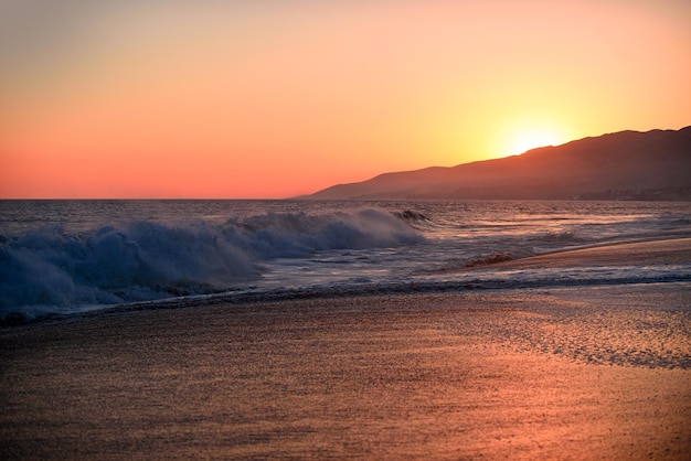 Gouden zonsopgang zonsondergang boven de golven van de zee Zonsopgang boven de oceaan