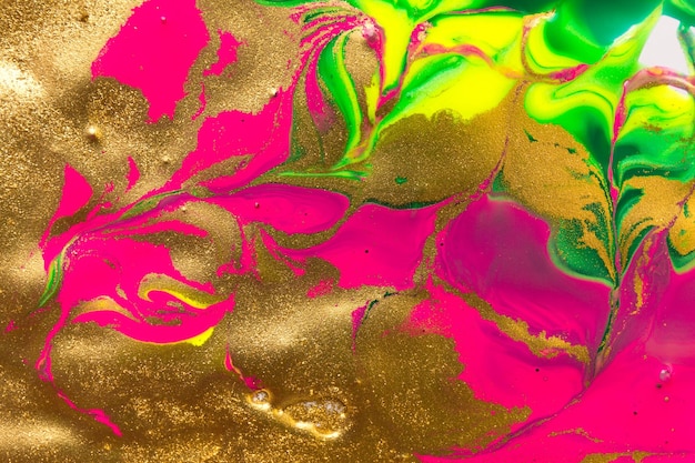 Goudfolie abstracte achtergrond met fluorescerende roze delen