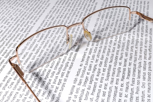 Goudgerande bril op een vel papier met tekst Trainen en werken met documenten