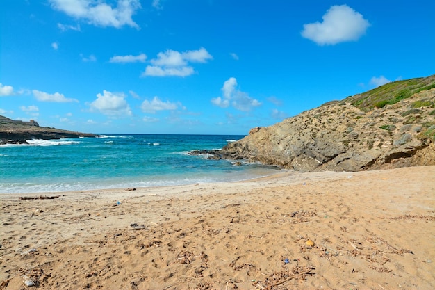 Goudkleurig zand in Argentiera strand Sardinië