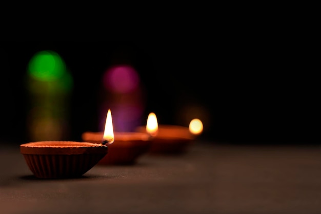 Goudsbloembloem rangoli design met olielampen voor diwali festival.