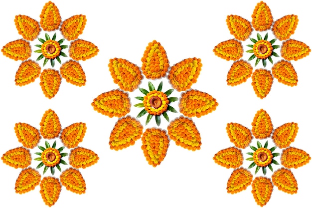 Goudsbloembloem rangoli Design met olielampen voor Diwali Festival.