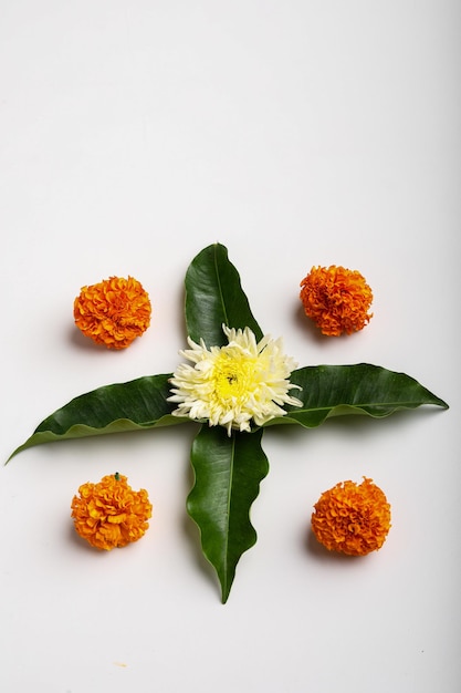 Goudsbloembloem rangoli Design voor Diwali Festival, Indian Festival bloemdecoratie