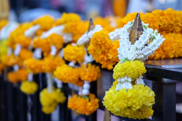 Goudsbloemen bloeien in de Erawan-schrijn. Thao Maha Phrom Shrine is een Hindu-schrijn in Bangko