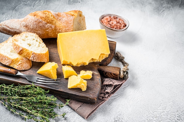 Goudse kaas met brood klaar voor het koken van sandwich. Witte achtergrond. Bovenaanzicht. Ruimte kopiëren.