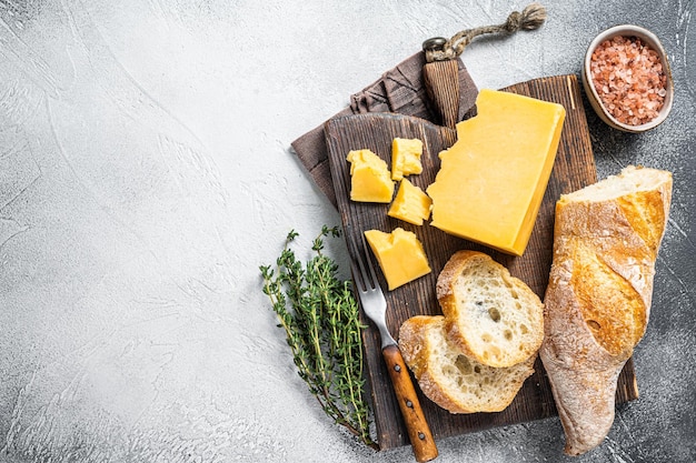 Goudse kaas met brood klaar voor het koken van sandwich. Witte achtergrond. Bovenaanzicht. Ruimte kopiëren.