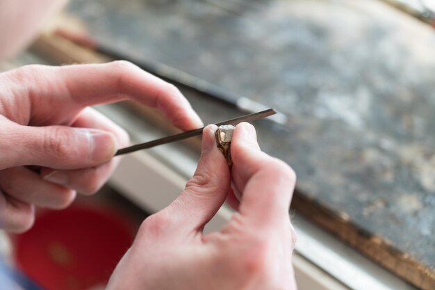 Foto goudsmeden gereedschap op de sieraden werkplek