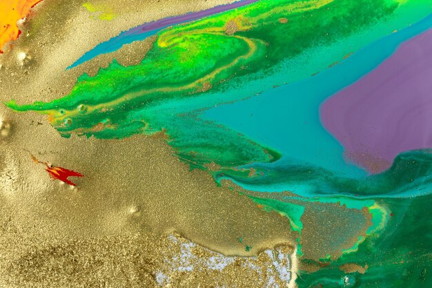 Goudstof op kleurrijke vegen van verf abstract patroon