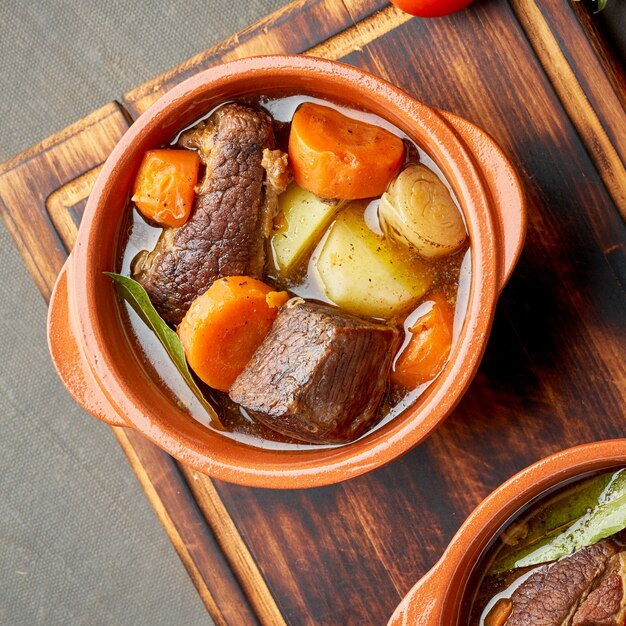 Goulash met grote stukken rundvlees en groenten.