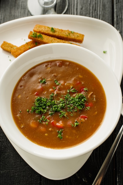 Goulashsoep met bonen, paprika en knoflookcroutons. Bovenaanzicht