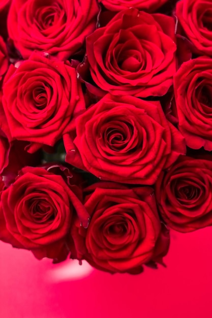 Gourgeous luxeboeket van rode rozenbloemen in bloei als bloemenvakantieachtergrond