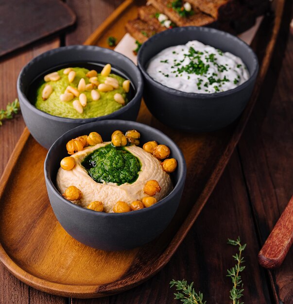 Photo gourmet beer snack platter with dips and toast