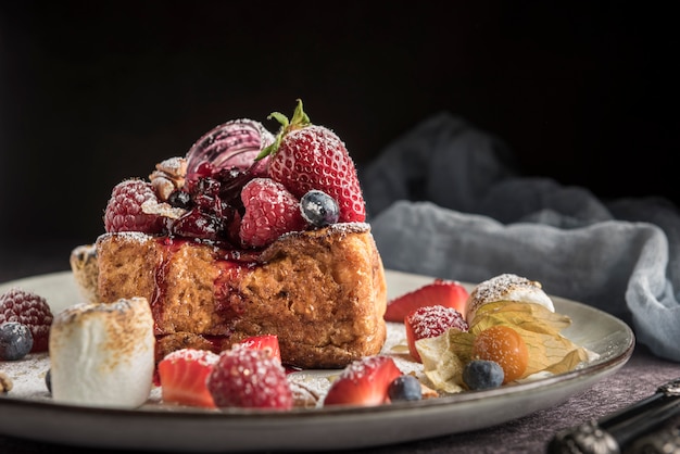 Photo gourmet brioche french toast with berries and marshmallows