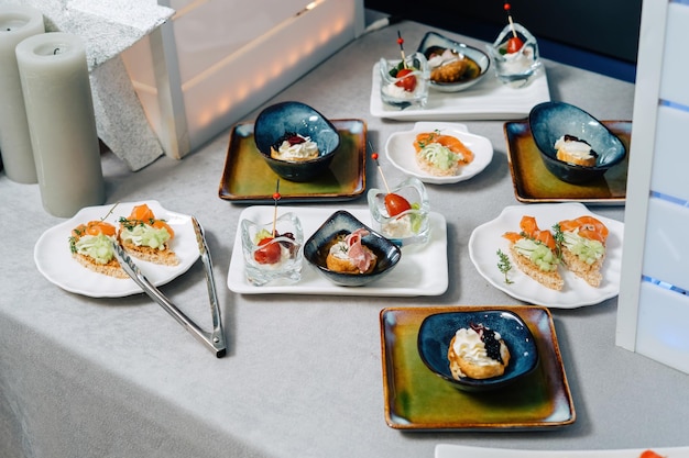 미식가 브루스케타와 접시가 포함된 프로피테롤 럭셔리 케이터링 현대적인 음식 서비스