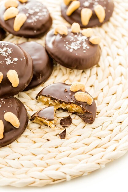 Gourmet Caramel Cashew Panther Paws met hele cashewnoten.