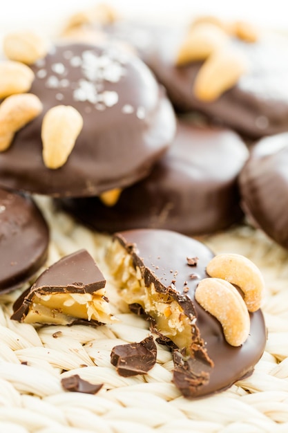 Gourmet Caramel Cashew Panther Paws met hele cashewnoten.