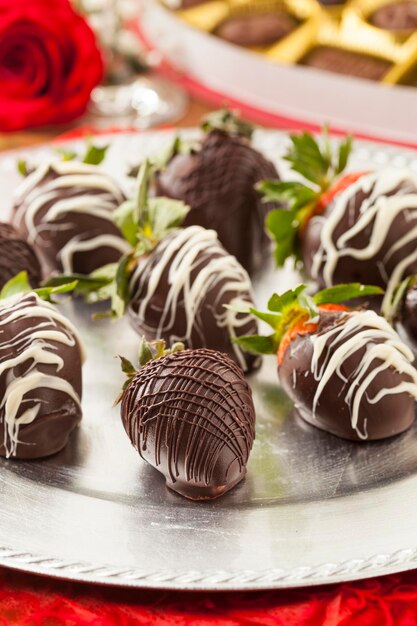 Gourmet chocolade bedekte aardbeien voor Valentijnsdag