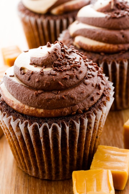 Gourmet cupcake al cioccolato e caramello con gocce di cioccolato.