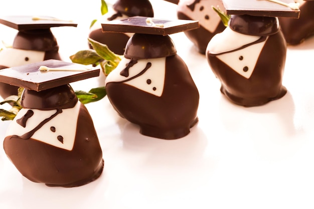 Photo gourmet chocolate covered strawberries decorated for graduation party.