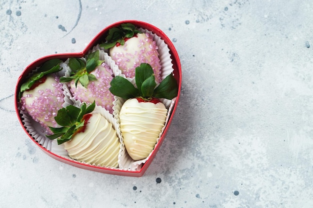 Гурманские шоколадные клубники на светлом фоне вкусные клубники в коробке на День святого Валентина