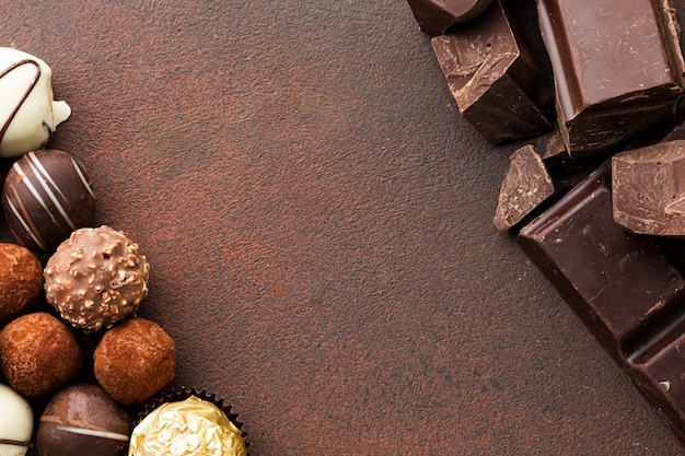 Foto i tartufi al cioccolato gourmet copiano lo spazio