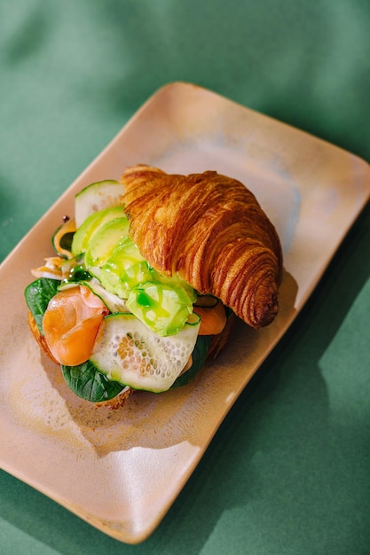 Foto gourmet croissant broodje op bord